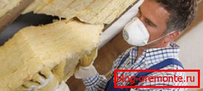 Proces kladenia minerálnej vlny medzi krokvy strechy