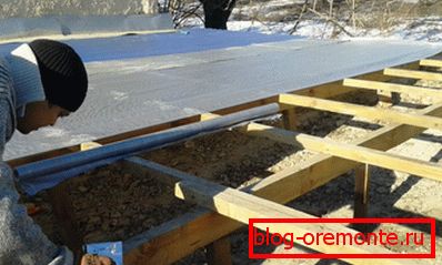 Podlahový strešný materiál