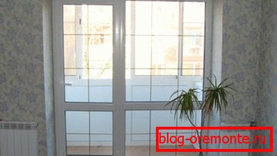 Dvere s dekoratívnym usporiadaním
