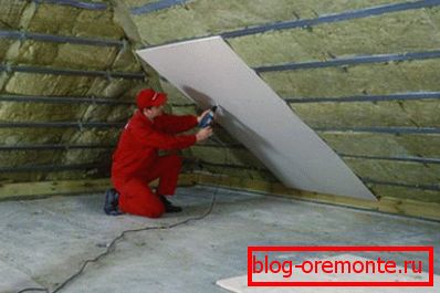 Proces montáže minerálnej vlny na krokve