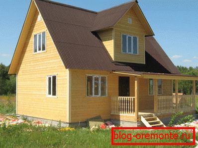 Útulná zrubová kajuta 8 x 9 s podkrovím a terasou Útulná zrubová kajuta 8 x 9 s podkrovím a terasou