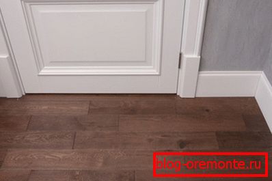 Biela ozdoba na fínskych dverách, kompletná s podlahovým soklom Biela ozdoba na fínskych dverách, kompletná s podlahovým soklom