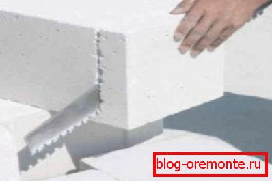 Dokonca aj bežná píla vám umožní spracovať tento materiál priamo na objekte.