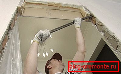 Demontáž starého boxu z otvoru Demontáž starého boxu z otvoru