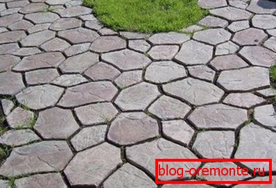 Cesta v záhrade: od trate + betónu - sa ukazuje vynikajúca imitácia kladenia prírodných kameňov Cesta v záhrade: od trate + betónu - sa ukazuje vynikajúca imitácia kladenia prírodných kameňov