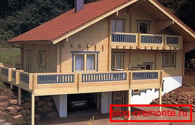 Fotografie domu s polopodzemnou garážou a terasou Fotografie domu s polopodzemnou garážou a terasou