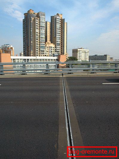 Foto vyrovnávacie šev na asfaltovej ceste