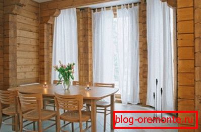 Fotografie krásneho interiéru domu z lepeného dreva bez dekorácie interiéru.