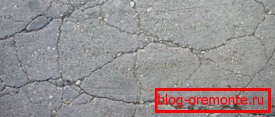 Fotografie rozbitých betónových chodníkov Fotografie rozbitých betónových chodníkov