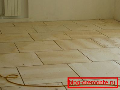 Fotografia rovnej podlahy pomocou laminátovej dosky