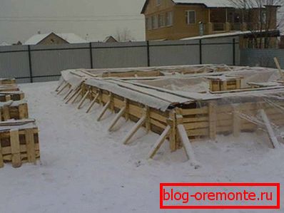 Foto ztuhlého betónu v základni po odlievaní Foto ztuhlého betónu v základni po odlievaní