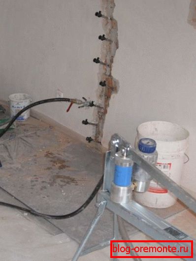 Vstrekovanie zmesou cementového cementu odstraňuje vážne poškodenie. Vstrekovanie zmesou cementového cementu odstraňuje vážne poškodenie.