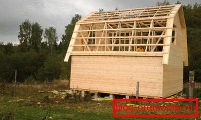 Použitie materiálov s menšou časťou na výrobu strechy môže výrazne znížiť zaťaženie budovy Použitie materiálov s menšou časťou na výrobu strechy môže výrazne znížiť zaťaženie budovy