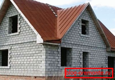 Pomocou správneho prístupu počas inštalácie sa môže stať, že takáto budova má štruktúru, ktorá má dobrý vzhľad aj bez dokončenia.