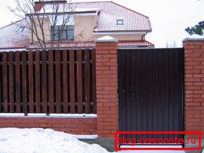 Tehlové stĺpy Wicket z profesionálneho listu s vlastnými rukami