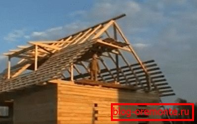 Rámec strechy v procese zakrytia debny