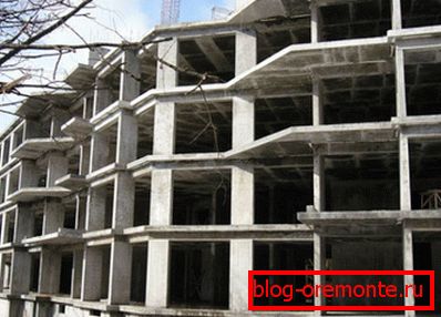 Rámovo-monolitická stavebná konštrukcia kladie mimoriadne vysoké nároky na trvanlivosť. Rámovo-monolitická stavebná konštrukcia kladie mimoriadne vysoké nároky na trvanlivosť.