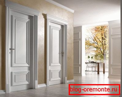Klasický interiér s obloženými dverami
