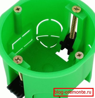 Box pod zásuvkou v betóne a určuje, aký by mal byť priemer koruny Box pod zásuvkou v betóne a určuje, aký by mal byť priemer koruny