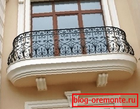 Tvarovaný plot na balkóne