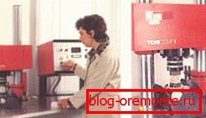 Laboratórni technici neustále monitorujú kvalitu zmesi. Laboratórni technici neustále monitorujú kvalitu zmesi.