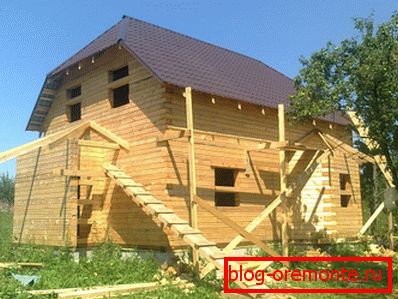 Amatérske fotografie dvojpodlažného dreveného domu s bary s rozmermi 9 x 9 Amatérske fotografie dvojpodlažného dreveného domu s bary s rozmermi 9 x 9