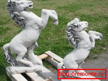 Amatérska fotografia hotových soch v podobe koní, ktoré sú vyrobené z betónu