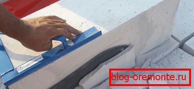 Amatérske fotografie, proces rezania blokov tohto materiálu so špeciálnym nástrojom