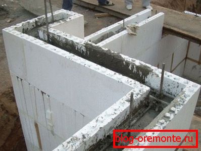 Monolitická rámová konštrukcia súkromného domu s pevným debnením. Monolitická rámová konštrukcia súkromného domu s pevným debnením.