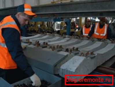 Montáž železničných a betónových pražcov pred pokládkou na nábreží Montáž železničných a betónových pražcov pred pokládkou na nábreží