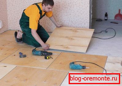 Podlaha môžete tiež vyrovnať preglejkami bez oneskorenia. Podlaha môžete tiež vyrovnať preglejkami bez oneskorenia.