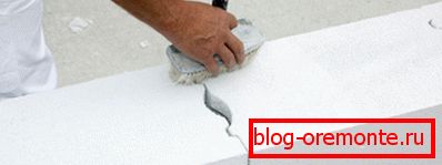 Na fotografii - kladenie bunkových blokov Na fotografii - kladenie bunkových blokov