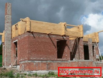 Na fotografii - kombinovaný dom vo výstavbe. Na fotografii - kombinovaný dom vo výstavbe.
