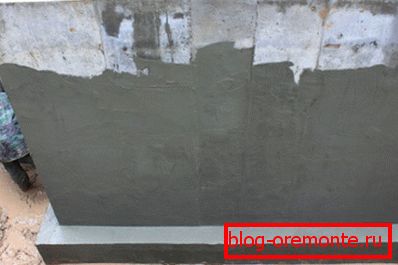 Na fotografii - aplikácia cement-polymérneho povlaku