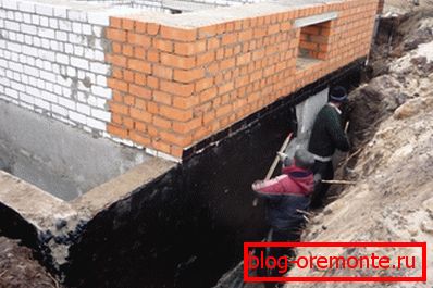 Na foto - ošetrenie nadácie s bitúmenovým tmelom