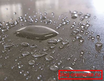 Na fotografii - príklad hydrofóbnosti betónu po špeciálnom spracovaní. Na fotografii - príklad hydrofóbnosti betónu po špeciálnom spracovaní.