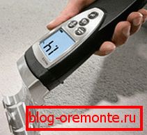 Na fotografii - proces určenia úrovne vlhkosti Na fotografii - proces určenia úrovne vlhkosti
