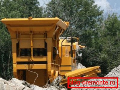 Na fotografii - práca mechanizovaného komplexu na likvidáciu pevného stavebného odpadu. Na fotografii - práca mechanizovaného komplexu na likvidáciu pevného stavebného odpadu.