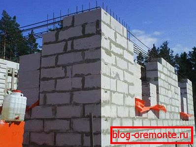 Na fotografii - konštrukcia nosných stien na betónovom základe