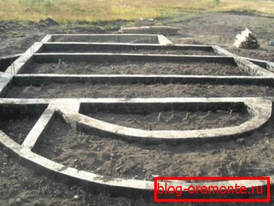 Fotografia je príkladom monolitickej základne komplexného tvaru. Fotografia je príkladom monolitickej základne komplexného tvaru.