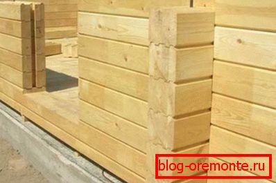 Na obrázku je znázornený proces výstavby stien laminátového dyhovaného dreva.