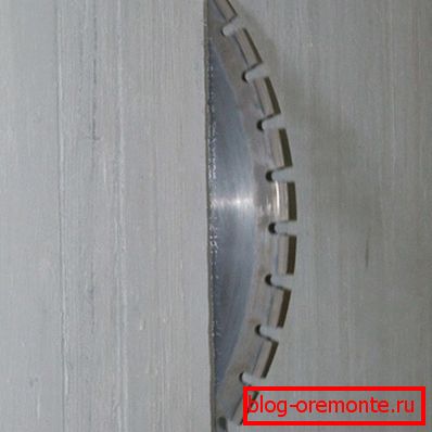 Na obrázku je znázornený proces rezania betónu.