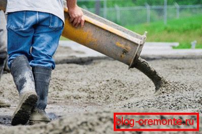 Na obrázku je znázornený proces kladenia betónu z automixer. Na obrázku je znázornený proces kladenia betónu z automixer.