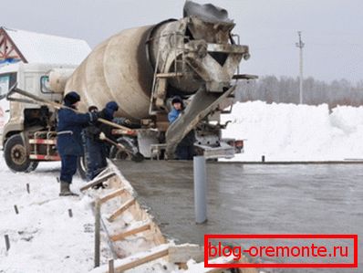 Fotografia ukazuje odliatok monolitickej základne v zime.