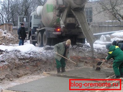 V chlade je narušený proces prirodzenej hydratácie cementu. V chlade je narušený proces prirodzenej hydratácie cementu.