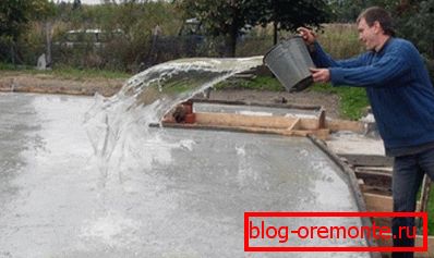 Dobrým príkladom toho, prečo nalievať vodu cez betón - takto vám dávajú správny čas na vytvrdnutie Dobrým príkladom toho, prečo nalievať vodu cez betón - takto vám dávajú správny čas na vytvrdnutie