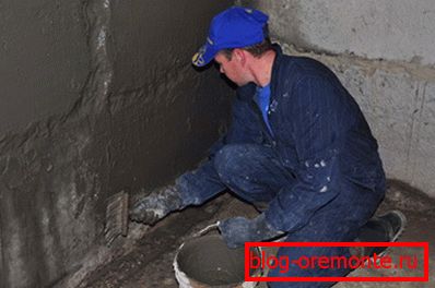 Použitie roztoku odolného voči vlhkosti na steny suterénu Použitie roztoku odolného voči vlhkosti na steny suterénu