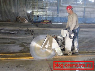 Rezanie dilatačných škár pomocou diamantovej píly.