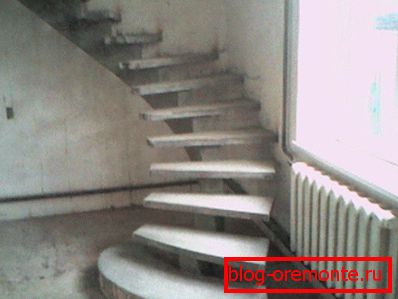 Niektoré z týchto produktov sú založené na odolnom kovovom ráme, ktorý je vlastne schodiskom a od betónu sa vylejú len schody a dekoratívne prvky