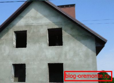 Omietnutá škatuľa z pórobetónu. Omietnutá škatuľa z pórobetónu.
